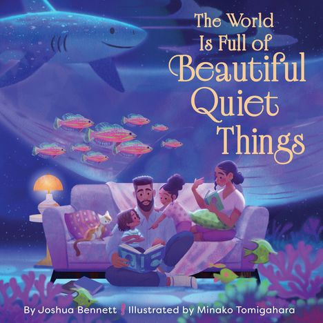 "The World Is Full of Beautiful Quiet Things." Eine Familie auf dem Sofa liest, umgeben von bunten Fischen und einem Hai im Hintergrund.