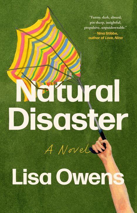 "Natural Disaster", "A Novel", "Lisa Owens". Eine Hand hält einen zerbrochenen, bunt gestreiften Regenschirm vor grünem Hintergrund.