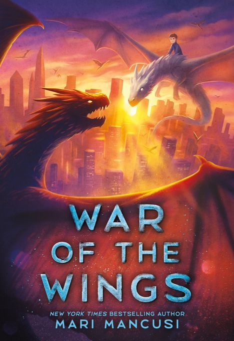 "War of the Wings" in großen Buchstaben. Illustration mit zwei Drachen über einer Stadt bei Sonnenuntergang.