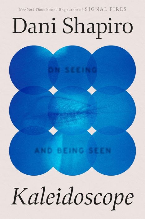 Titel "Kaleidoscope" von Dani Shapiro; blaue Kreise mit einem Auge im Hintergrund.