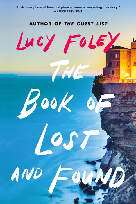 "Lucy Foley, The Book of Lost and Found." Klippen mit einem Gebäude im Abendlicht am Meer.