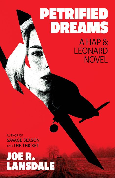 „PETRIFIED DREAMS: A HAP & LEONARD NOVEL“, „Author of Savage Season and The Thicket“, „Joe R. Lansdale“. Ein Flugzeug und ein Frauengesicht sind im Hintergrund auf rotem Grund dargestellt.