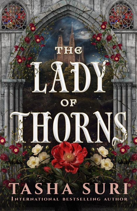 „The Lady of Thorns“ von Tasha Suri. Blumen und gotische Architektur mit imposanter Kirche, rote und weiße Rosen.