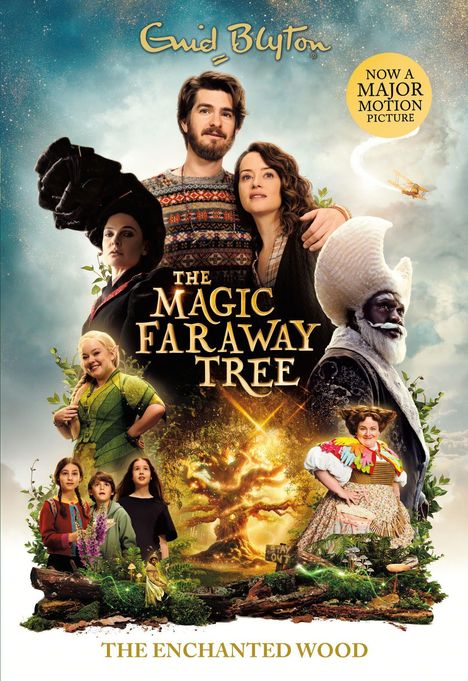 "The Magic Faraway Tree: The Enchanted Wood." Drei Figuren stehen vor einem riesigen, magischen Baum mit lila Blüten.