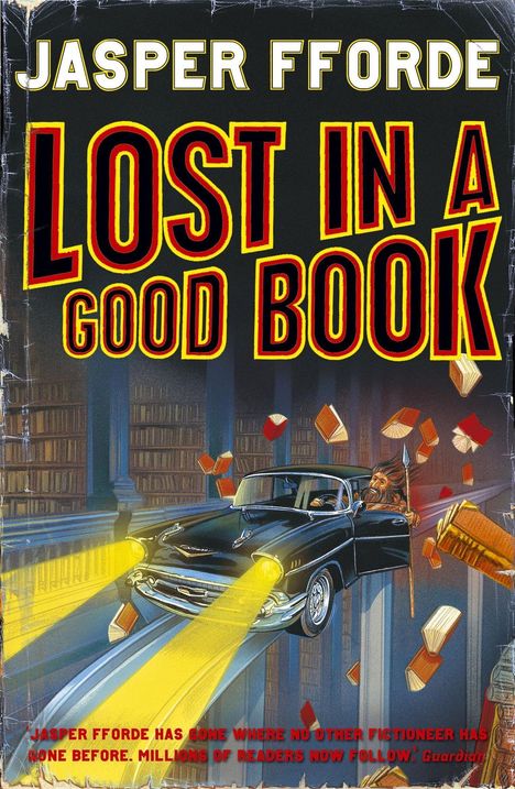 "Jasper Fforde. Lost in a Good Book." Ein Auto in einer Bibliothek, Bücher fliegen, ein Mann mit Speer im Beifahrersitz.