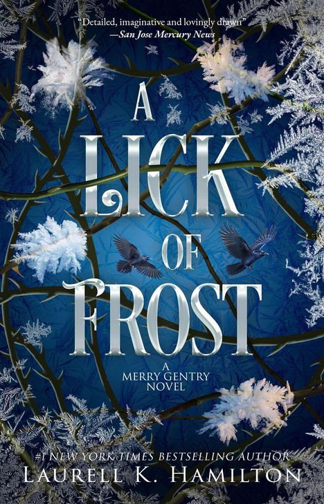 „A Lick of Frost“ in großen Buchstaben, darunter „A Merry Gentry Novel“. Zwei Raben, Eisblumen auf Zweigen vor blauem Hintergrund.