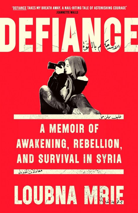 "Defiance", darunter eine Frau mit Kamera; Text: "A memoir of awakening, rebellion, and survival in Syria" von Loubna Mrie.