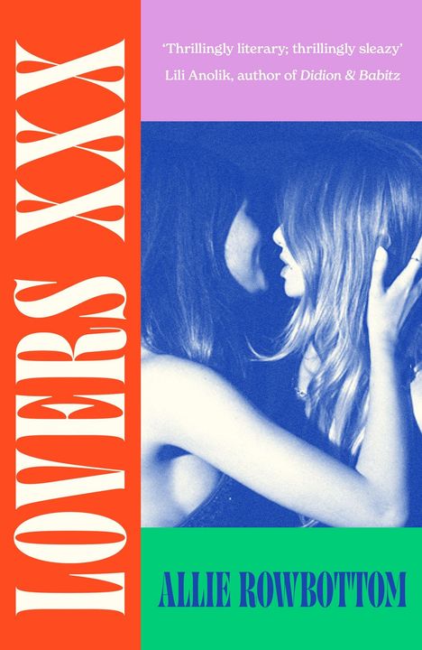 „LOVERS XXX; Thrillingly literary; thrillingly sleazy; Allie Rowbottom“. Zwei Frauen, die sich nahe sind.