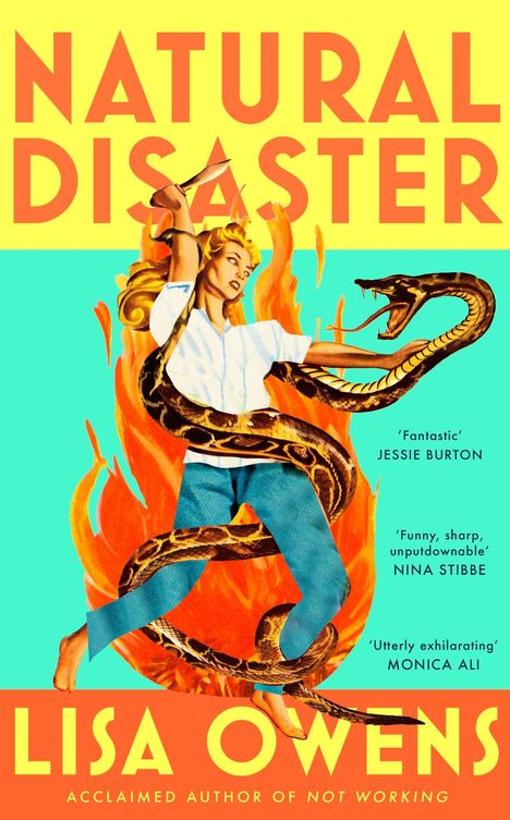 "Natural Disaster" oben, "Lisa Owens" unten. Frau in Flammen von Schlange umwickelt, kämpft mit Messer.