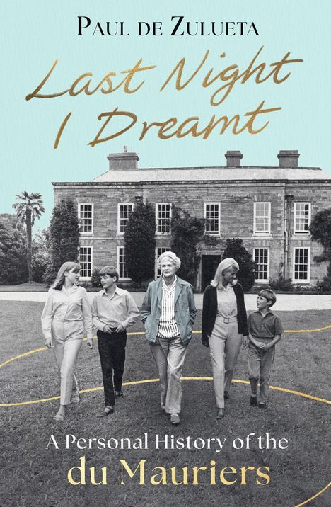 „Paul de Zulueta: Last Night I Dreamt. A Personal History of the du Mauriers.“ Eine Familie vor einem großen Haus.
