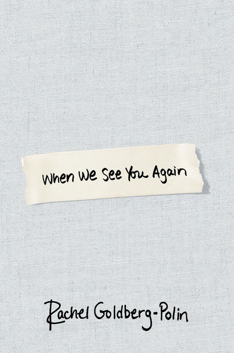 "When We See You Again" auf einem Papierstreifen, darunter "Rachel Goldberg-Polin" auf strukturiertem grauem Hintergrund.