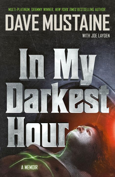 „In My Darkest Hour“ ist in großer Schrift zu sehen. Eine Person mit Maske blickt nach oben, eingehüllt in ein geheimnisvolles Licht.