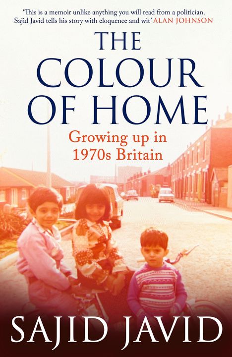 'THE COLOUR OF HOME: Growing up in 1970s Britain' steht über einem Foto von drei Kindern auf einer Straße.