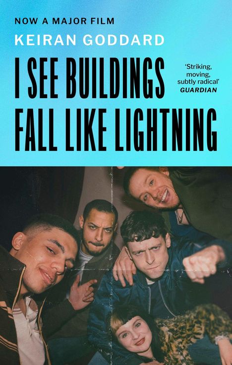 "Now a Major Film. Keiran Goddard. I See Buildings Fall Like Lightning. 'Striking, moving, subtly radical' - Guardian." Unter einem blauen Hintergrund sind fünf fröhliche Menschen eng beieinander.