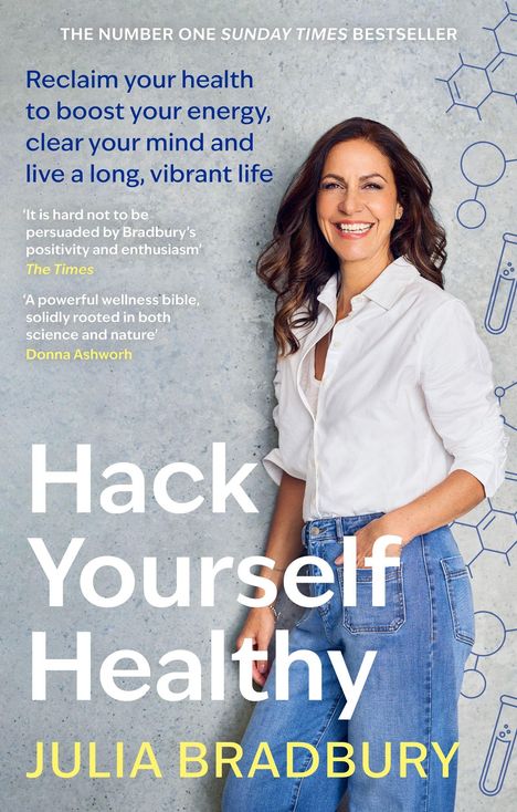 Buchcover mit: "Hack Yourself Healthy" von Julia Bradbury. Sie lächelt, trägt ein weißes Hemd und blaue Jeans.