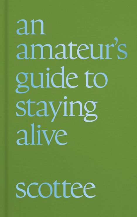 Text: "an amateur's guide to staying alive scottee". Grüner Hintergrund, klare, moderne Schriftart.