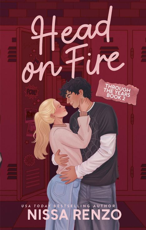 Text: "Head on Fire", "Through the Years Book 2", "Nissa Renzo". Illustration eines Paares in inniger Umarmung vor Spinden.