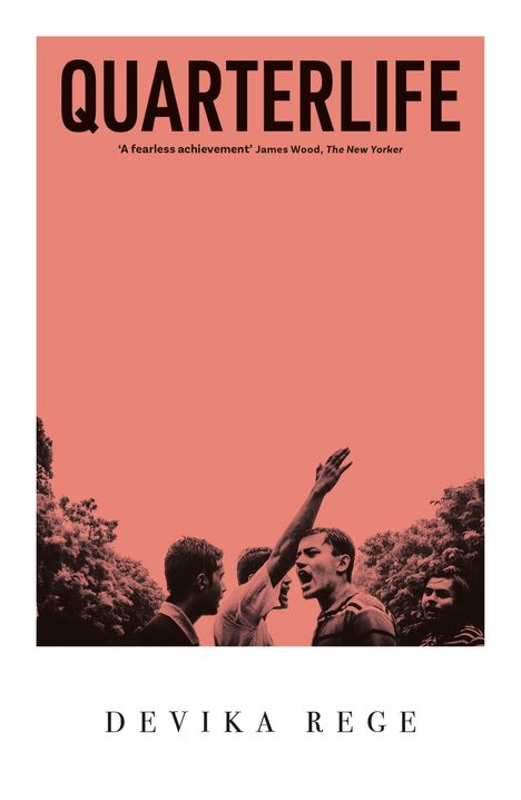 QUARTERLIFE, Zitat von James Wood. Darunter: DEVIKA REGE. Illustration von jungen Männern, einer erhebt die Stimme.
