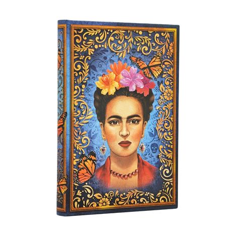 Eine Illustration einer Frau mit Blumen im Haar, umgeben von Schmetterlingen und goldenen Ornamenten auf blauem Hintergrund.