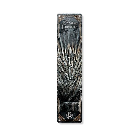 "Game of Thrones" Schriftzug, darunter der eiserne Thron aus Schwertern. Ornamente an den Ecken, Logo unten.