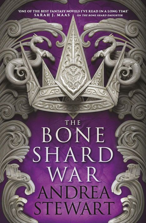 „The Bone Shard War” von Andrea Stewart. Zitat von Sarah J. Maas. Eine detailliert verzierte Krone mit Drachenmotiven.