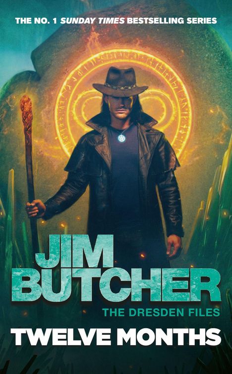 „The No. 1 Sunday Times Bestselling Series“, Jim Butcher, „The Dresden Files: Twelve Months“. Ein Mann mit Hut und Stab vor einem leuchtenden Symbol.