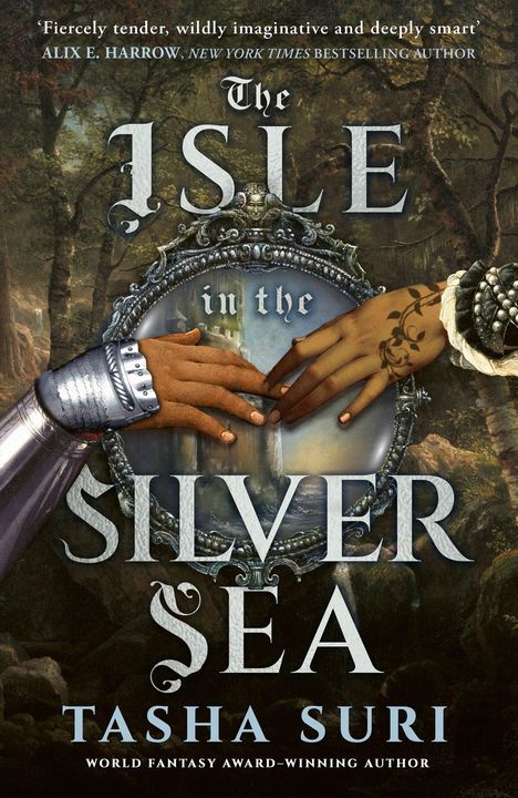 Text: "The Isle in the Silver Sea" von Tasha Suri. Waldszene mit zwei sich berührenden Händen im viktorianischen Rahmen.