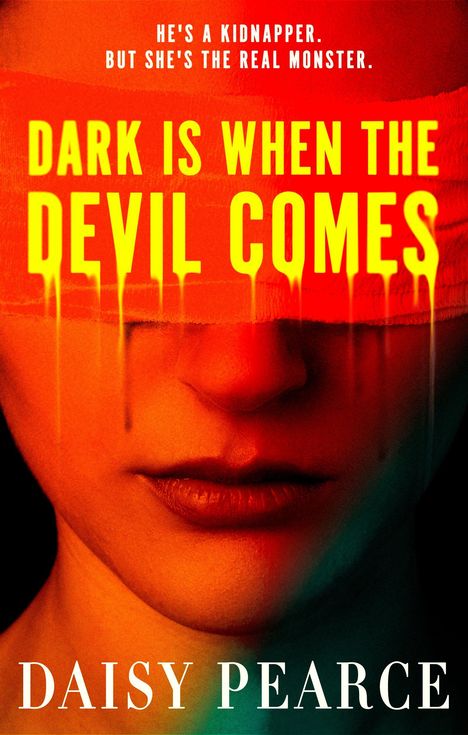 Text oben: "HE'S A KIDNAPPER. BUT SHE'S THE REAL MONSTER." 
Titel: "DARK IS WHEN THE DEVIL COMES" 
Name unten: "DAISY PEARCE". Im Hintergrund ein Gesicht mit verbundenen Augen.
