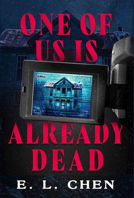 Text: "ONE OF US IS ALREADY DEAD" und "E. L. CHEN". Eine Kamera zeigt ein altes, unheimliches Haus.