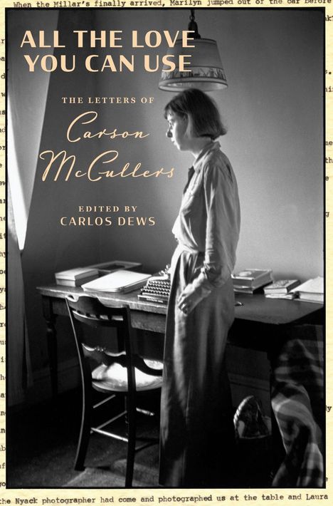 "All the Love You Can Use. The Letters of Carson McCullers. Edited by Carlos Dews." Frau steht nachdenklich am Schreibtisch.