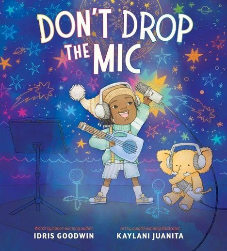 „DON'T DROP THE MIC“. Ein Kind spielt Gitarre, trägt Kopfhörer, singt ins Mikrofon. Ein Plüschtier imitiert es. Bunte Sterne.
