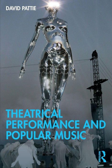 „David Pattie, Theatrical Performance and Popular Music“. Eine glänzende, futuristische Figur in einer Landschaft mit Menschen.