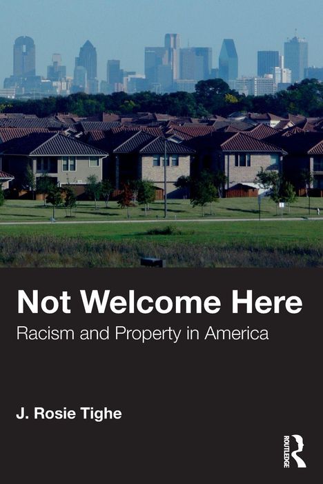 "Not Welcome Here: Racism and Property in America" von J. Rosie Tighe. Moderne Häuser mit Stadtansicht im Hintergrund.