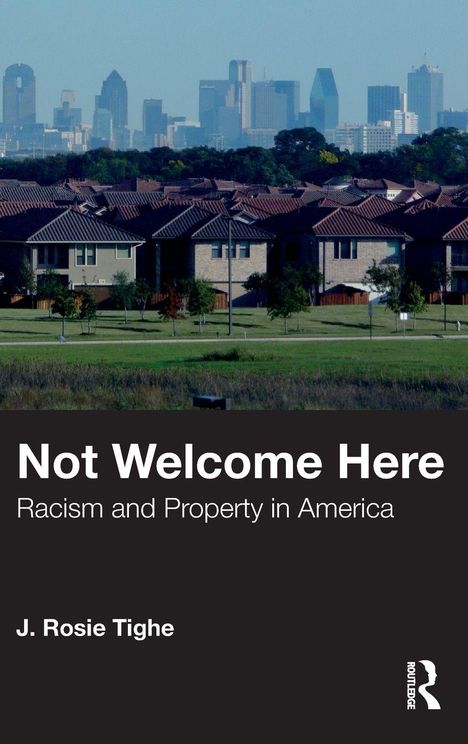 "Not Welcome Here: Racism and Property in America" von J. Rosie Tighe. Vordergrund Häuser, Hintergrund Stadtsilhouette.