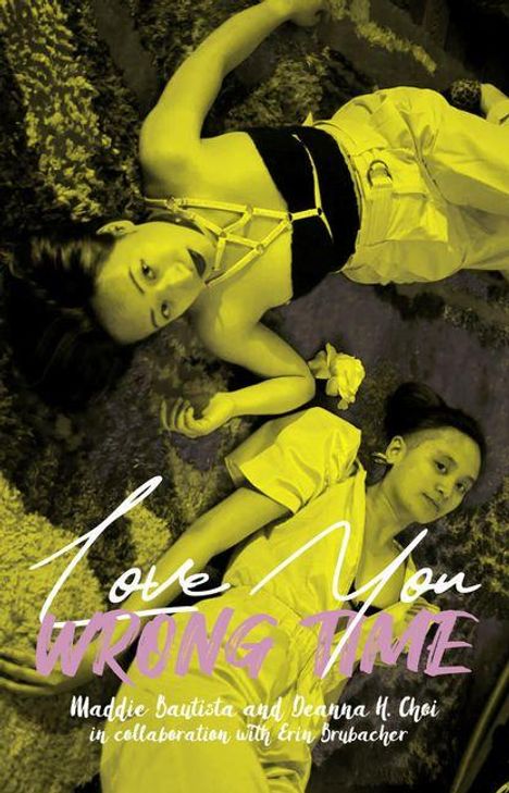 "Love You Wrong Time" in weiß und pink. Zwei Menschen liegen am Boden auf Teppich, beleuchtet in Gelbgrün.