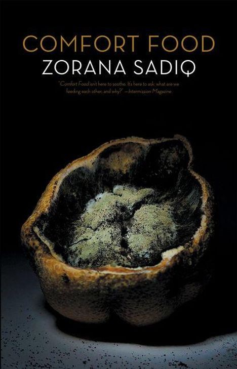 Text: "Comfort Food", "Zorana Sadiq", Zitat von Intermission Magazine. Eine verdorbene Frucht mit Schimmel im Dunkeln.