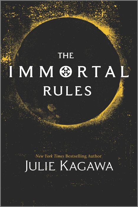 "The Immortal Rules" steht in großen Lettern. Darunter "New York Times Bestselling Author Julie Kagawa". Dunkler Kreis mit gelbem Rand.