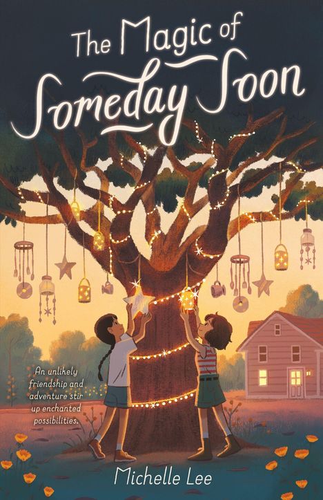 Text: "The Magic of Someday Soon", "An unlikely friendship and adventure stir up enchanted possibilities.", "Michelle Lee". Zwei Kinder schmücken einen Baum mit Lichtern und Laternen, im Hintergrund ein Haus.