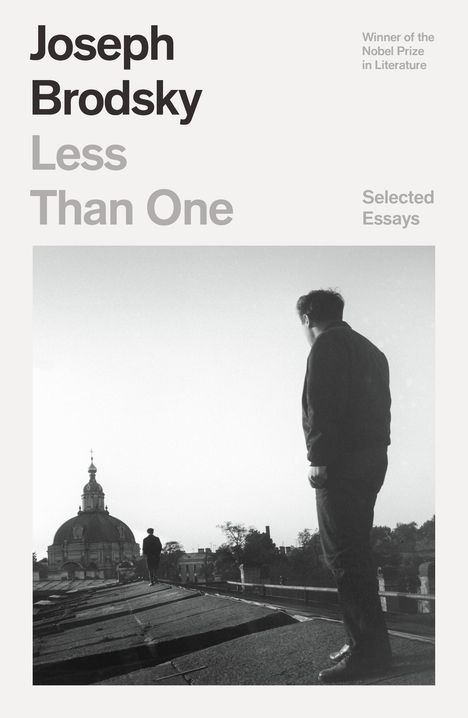 Covertext: Joseph Brodsky, Less Than One, Selected Essays. Schwarz-weiß Foto: Zwei Personen auf einem Dach, im Hintergrund eine Kuppel.