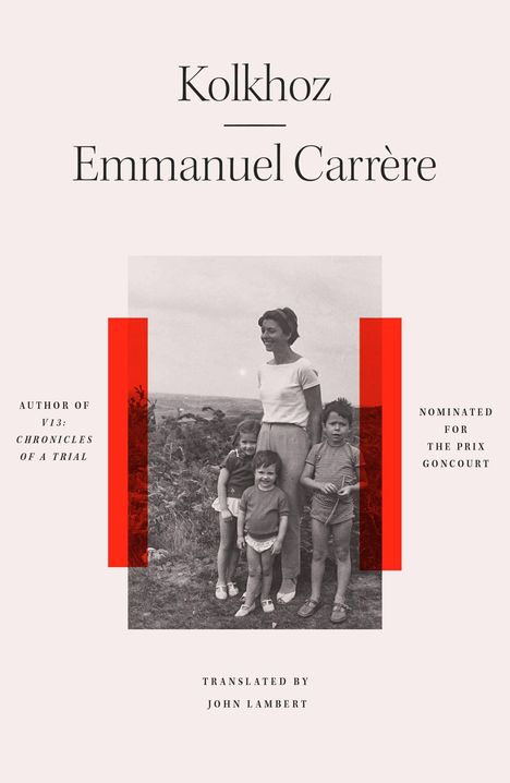 „Kolkhoz“ von Emmanuel Carrère. Schwarz-weiß Foto: Frau mit Kindern in Landschaft, rote Akzente um das Bild.
