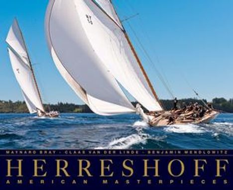 HERRESHOFF AMERICAN MASTERPIECES. Zwei Segelboote auf blauem Wasser, umgeben von Landschaft mit Bäumen.