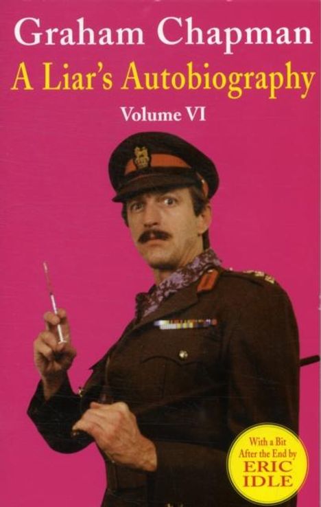 Text: "Graham Chapman A Liar's Autobiography Volume VI." Ein Mann in Militäruniform mit Schnurrbart und Pfeife vor rosa Hintergrund.