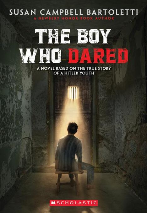 "The Boy Who Dared" in großen Buchstaben. Junge sitzt auf einem Stuhl in einer Zelle, Lichtstrahl von oben.
