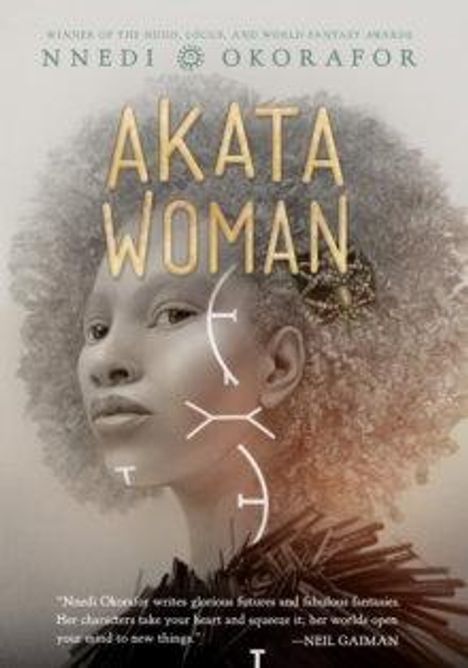"AKATA WOMAN" von Nnedi Okorafor. Großes Gesicht einer Frau mit leuchtenden Symbolen davor, Zitat von Neil Gaiman darunter.