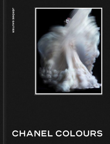 Text: "CHANEL COLOURS", "JÉRÔME GAUTIER". Verschwommene Figur in fließendem, weichem Weiß auf schwarzem Hintergrund.
