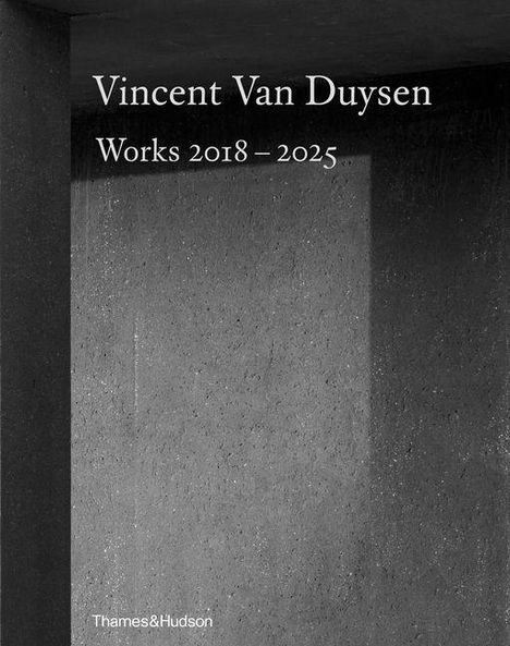 "Vincent Van Duysen, Works 2018 – 2025" steht in weißem Text auf grauer, struktureller Betonwand.