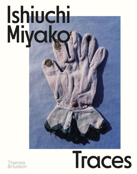 Text: Ishiuchi Miyako, Traces. Ein einzelner, abgenutzter Handschuh mit Verfärbungen liegt auf blauem Hintergrund.