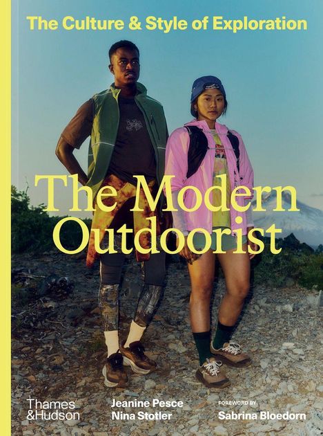 "The Modern Outdoorist" in großen Buchstaben, zwei Personen in Outdoor-Kleidung vor einer Berglandschaft stehend.