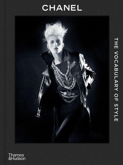 „CHANEL“ oben, „THE VOCABULARY OF STYLE“ rechts. Schwarz-Weiß-Porträt einer Person in Lederjacke und Ketten.