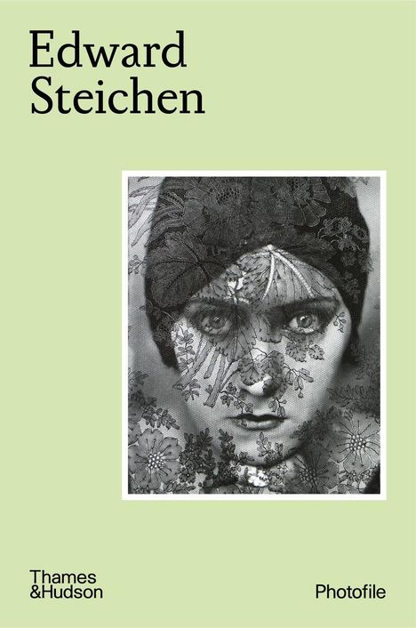 "Edward Steichen." Ein monochromes Foto eines Gesichts hinter Spitzentuch auf hellgrünem Hintergrund.